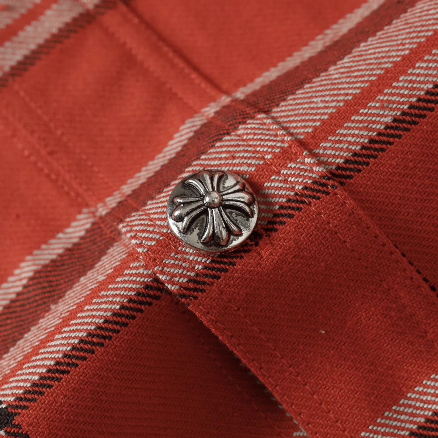 🅿️380 ch|24fw Crow Heart New Striped Plaid Splicing Silver Button Cardigan Shirt Process description: The fabric is made of custom-woven and custom-dyed wool blended fabric. The fabric contains wool components and has a very good texture. All the plaids are counter-position stitching. Every size and every plaid splicing is counter-position. It not only consumes fabric but also takes time. The details are very delicate. The sleeve logo printing uses special pulping. The characteristic of the printing process is the use of high-performance glue for printing, which creates a sense of layering on the printed pattern. The accessories of the new yb mold are used. Buttons and pocket silver jewelry are custom-developed using silver-plated foti materials. The cuffs are made with buttons and snaps that are consistent with yb and are designed with loose fit. The oversized version is truly restored. Color: blue/green/red. Size: S-XL.